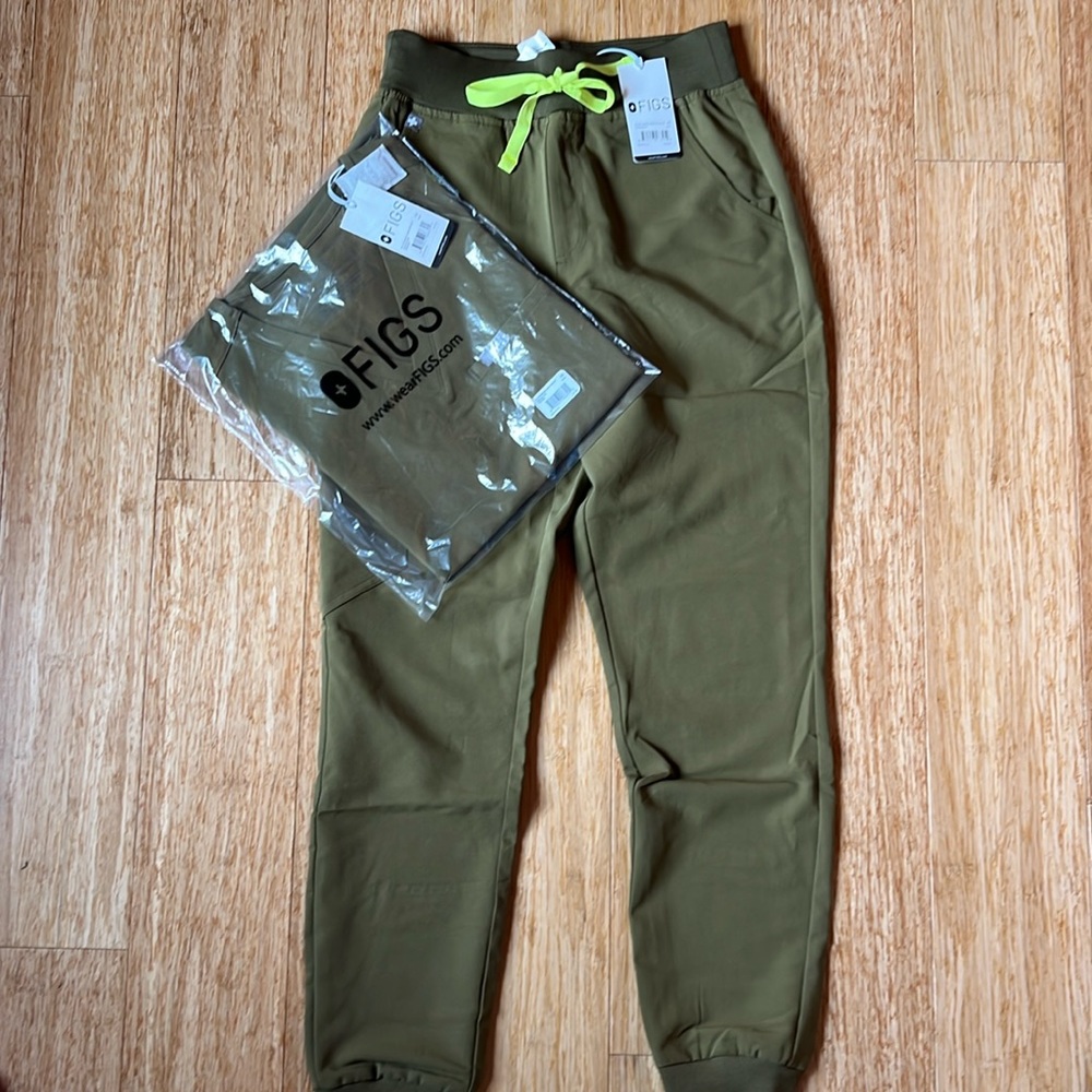 NWT FIGS scrub set